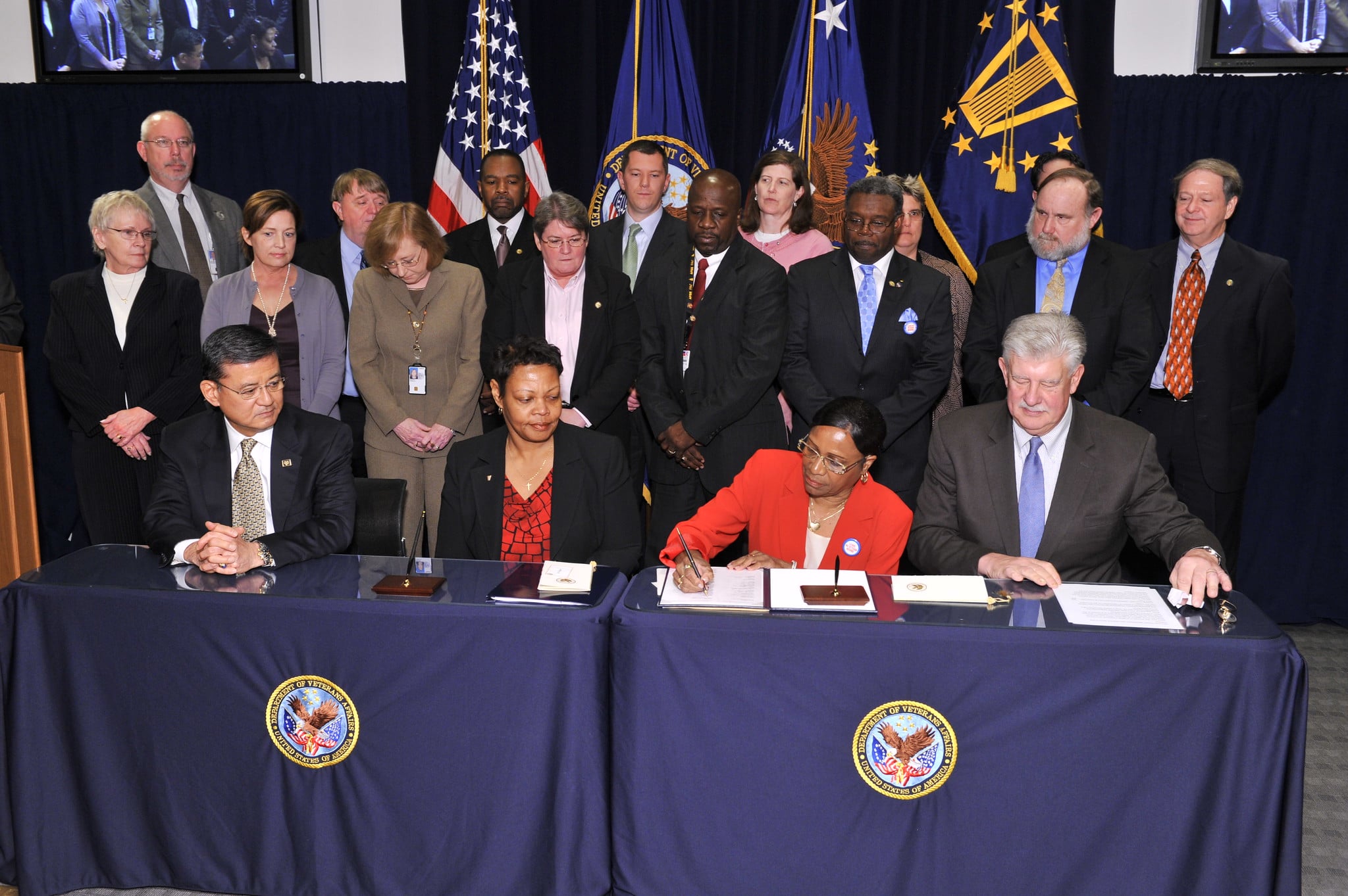 Alma Lee signs the AFGE/VA master agreement at the signing ceremony in 2011.