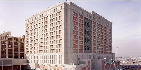 Image of the outside of the MDC Brooklyn federal prison facility